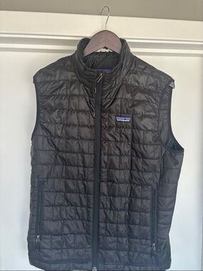 Patagonia Men's Black Quilted Lightweight Vest. Size M